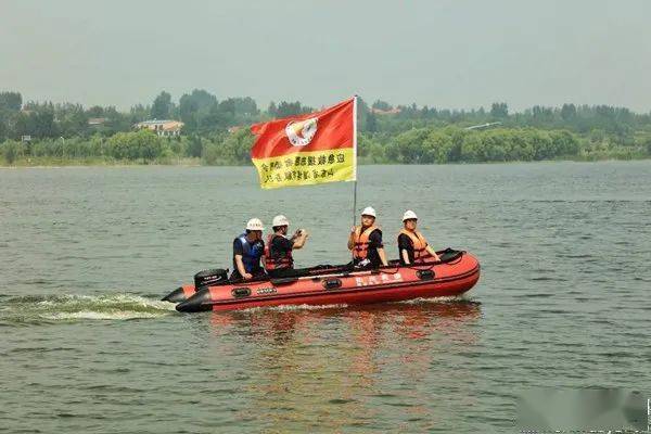 同日,在淄博的文昌湖水域,冲锋舟乘风破浪,突击队旗帜飘扬,淄博市服务