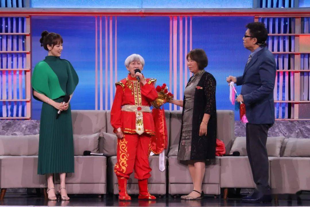 父亲患病,母亲聋哑,失去双臂的他通过开网店脱贫致富_刘斌