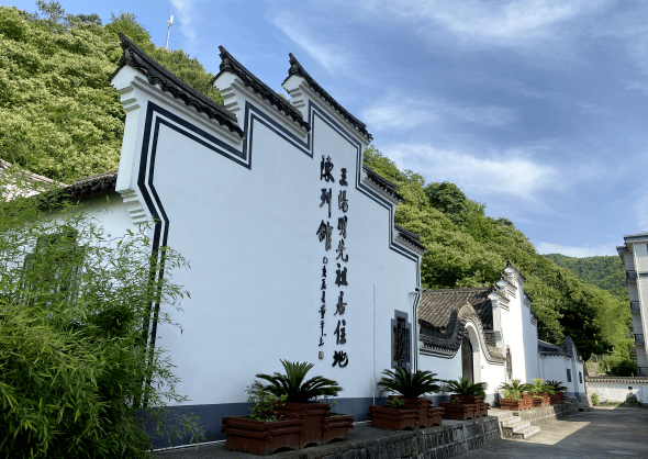 浙东新四军后勤基地纪念馆位于陈溪风情小镇景区内,座落于陈溪通泽