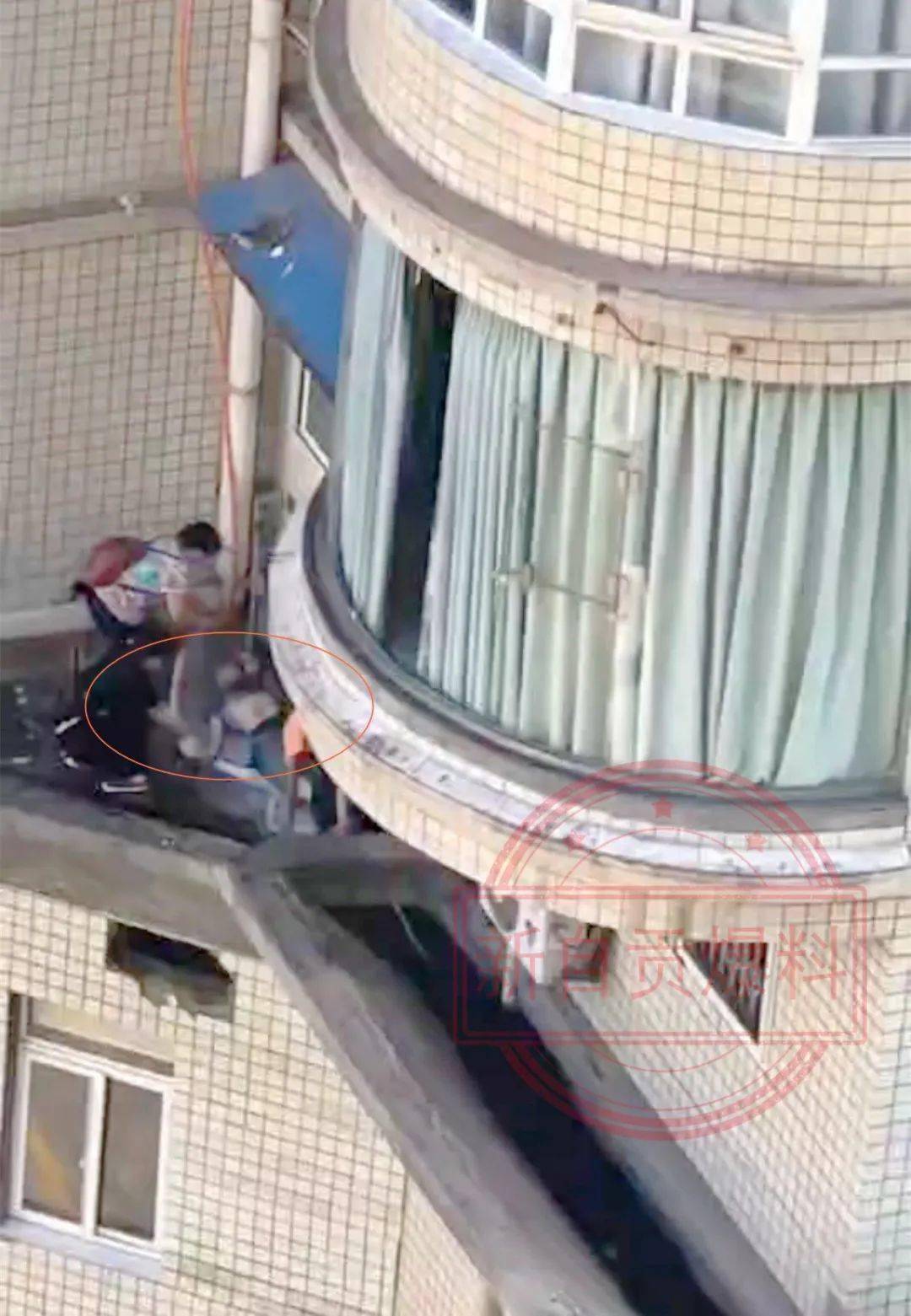 大酒店楼上)一名十几岁的男孩忘记带钥匙,准备翻窗回家时意外坠楼身亡