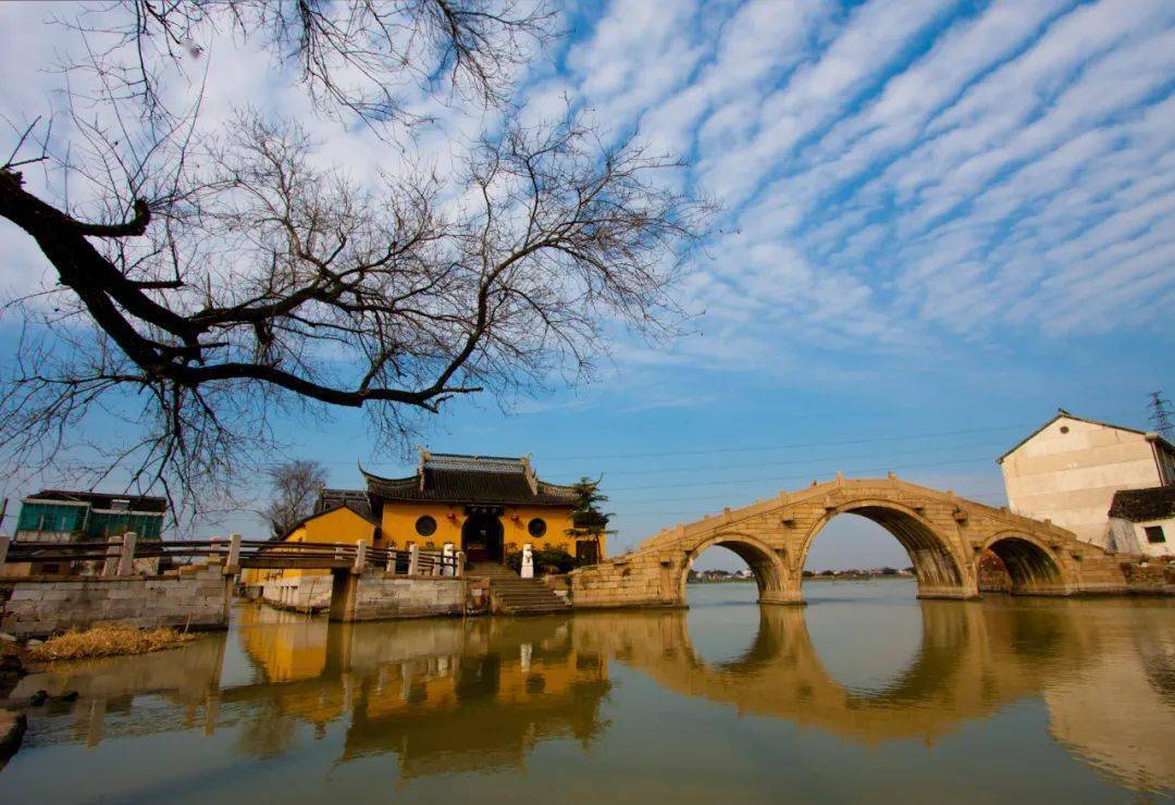 双塔桥彰显水乡文化双塔桥村位于七都镇东南部,于2001年由李家港村和