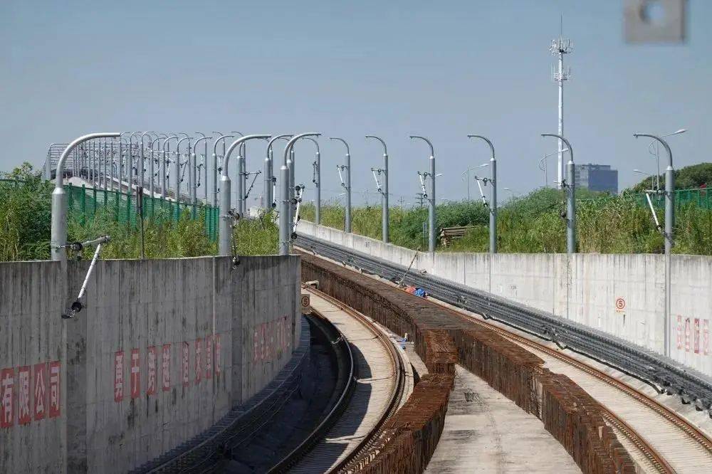 高速首座隧道顺利贯通临建高速起于浙皖交界的千秋关隧道经临安,桐庐