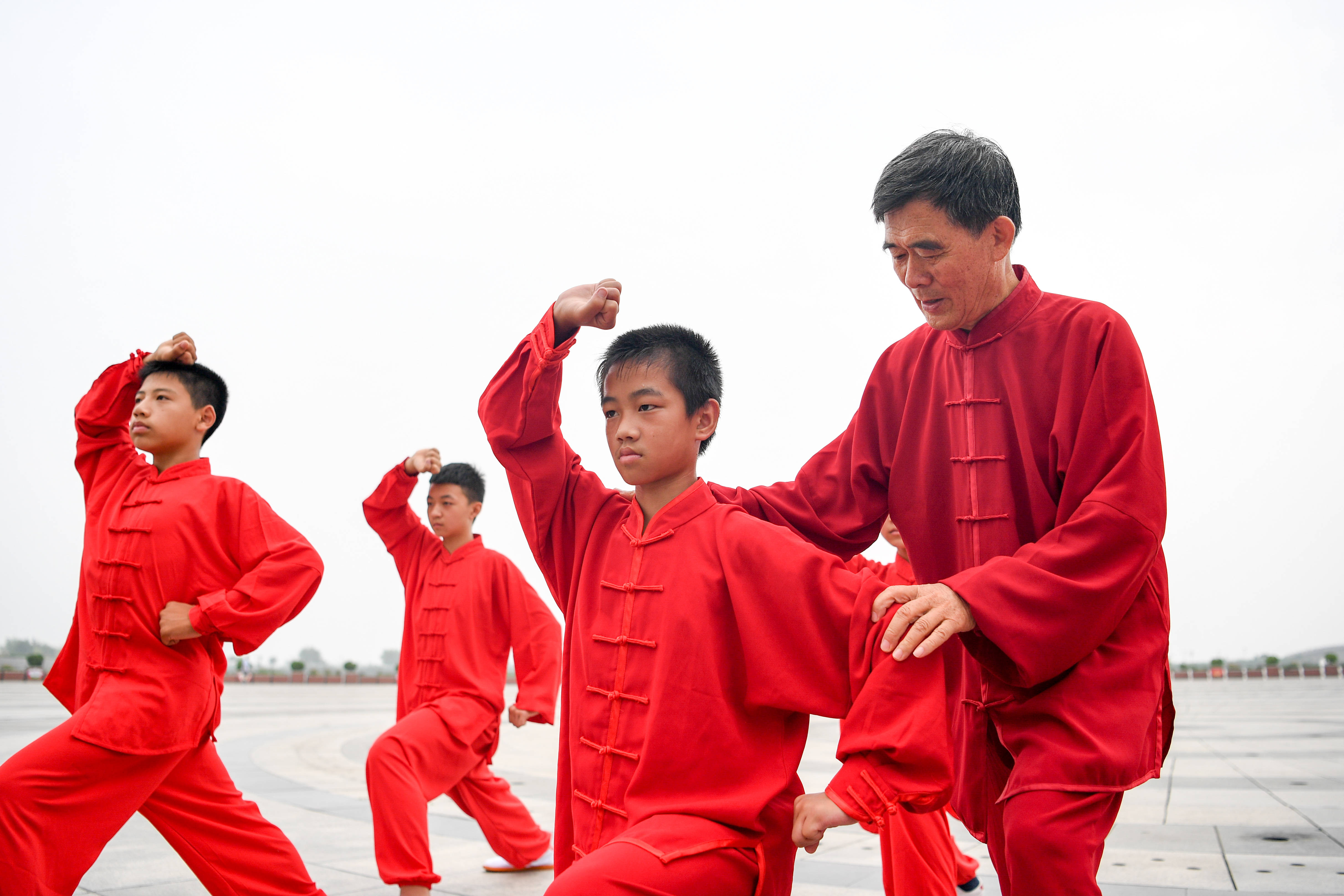 8月12日,三皇炮捶传承人赵恒通(右一)指导小学员练习三皇炮捶拳术.