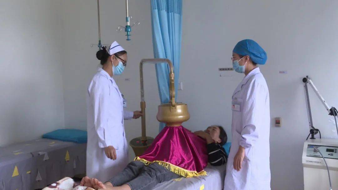 在石屏县中医医院妇科治疗室内,来自坝心镇邑北孔村的张女士正在接受