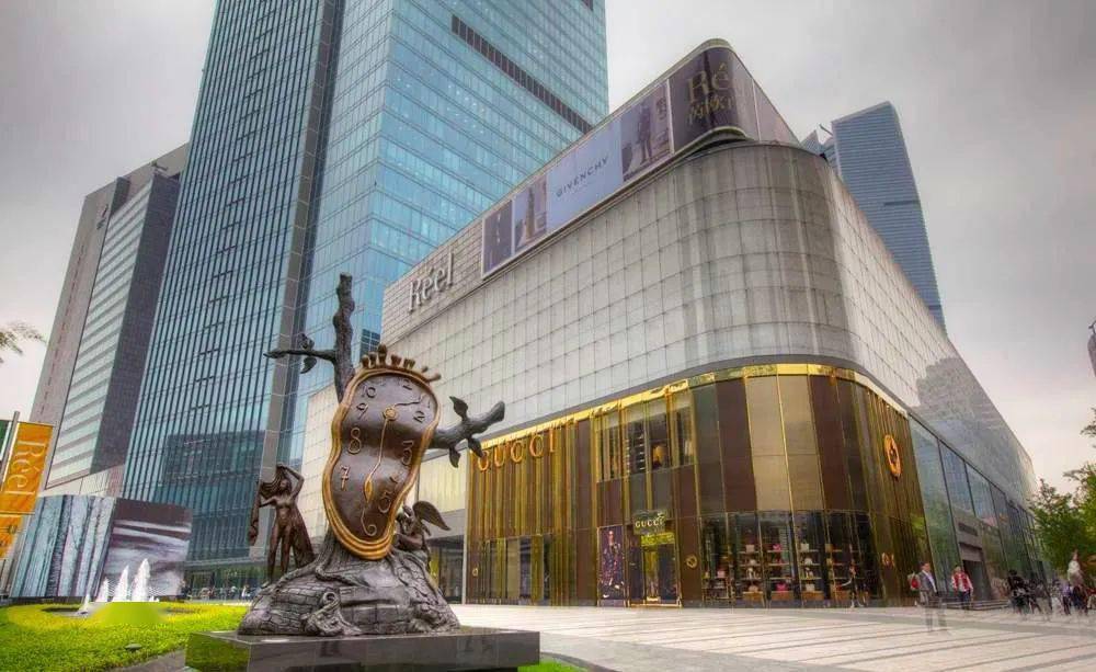 中信泰富广场地址:南京西路1266号4,恒隆广场地址:南京西路1376号3