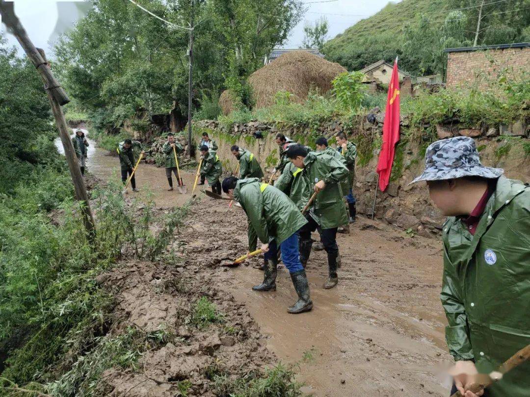 暴雨突降岷县道路中断农民受灾他们挺身而出在一线奋战