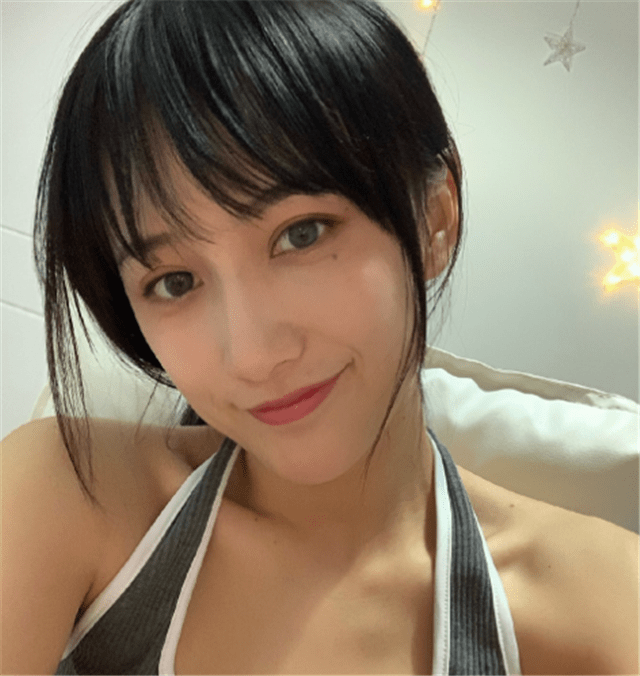 战队女主持rng原本的主场主持人是小薇,后来换了一位女主持叫王萌.
