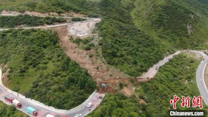 国道212甘肃境内山体滑坡:全幅公路垮塌 道路中断
