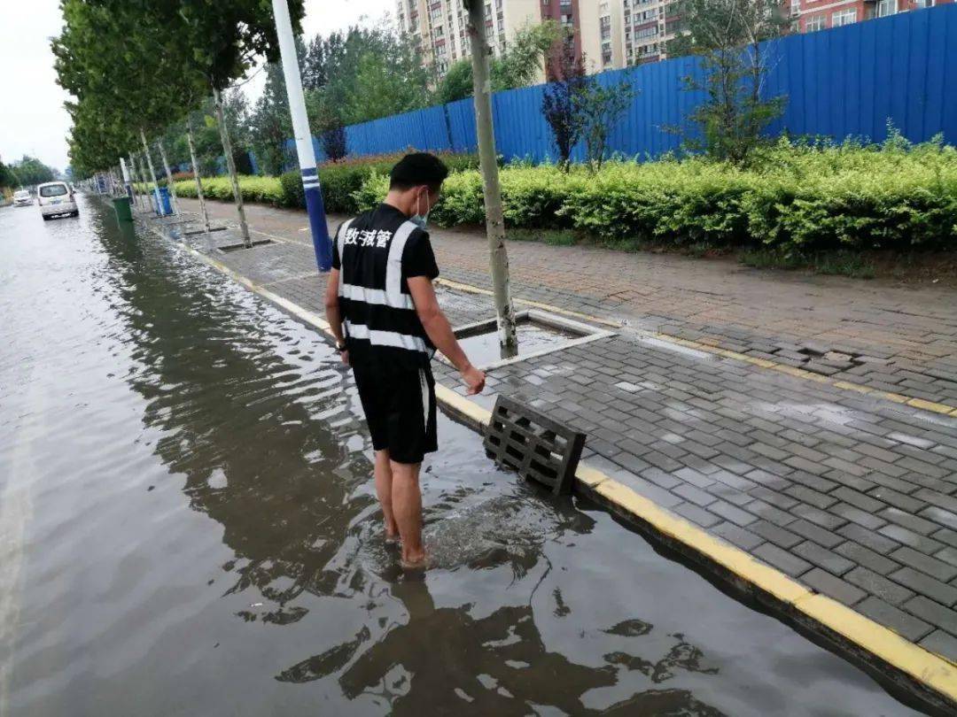 8月13日,内黄县遭暴雨侵袭,城区部分公共区域出现不同程度内涝,直接