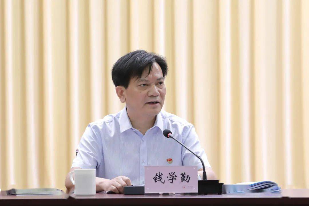 会上,区委副书记,政法委书记钱学勤分析了当前全区平安稳定工作面上