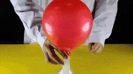 才发现表面的美好就像一只气球,但是突发状况一来,大家好像都差不多.