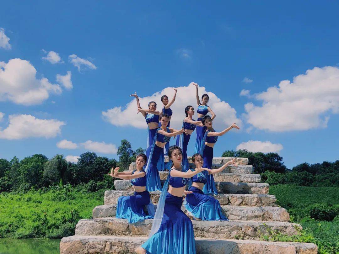 熟悉的《最炫民族风》响,裙摆间舞出别样风采_舞蹈