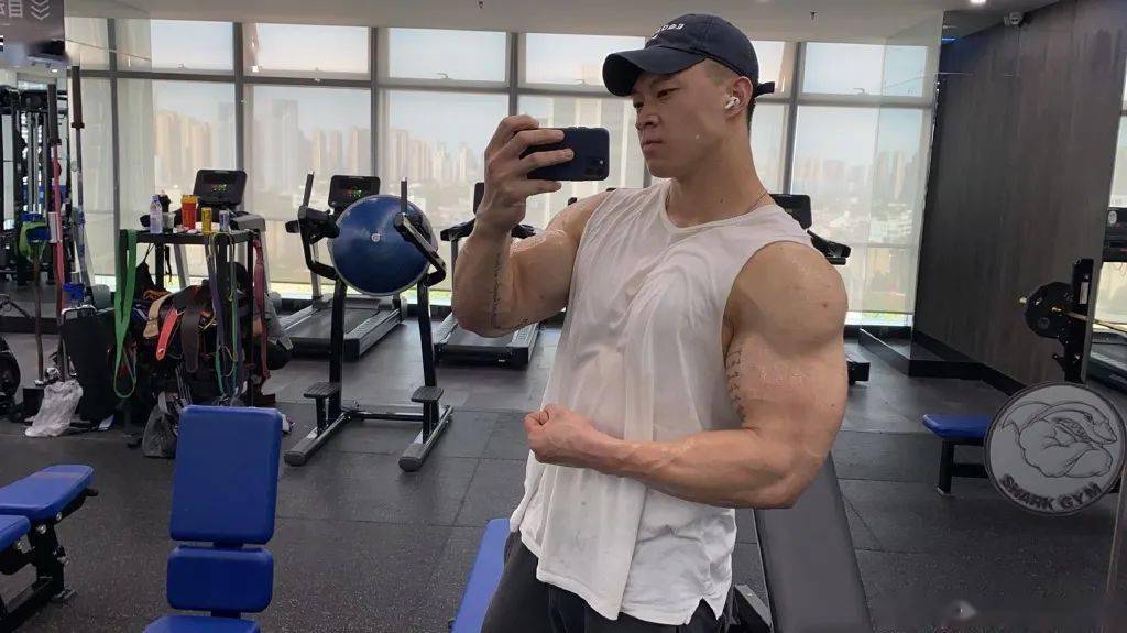 没有人天生就是肌肉男,他刚开始健身的时候也走过很多弯路,那个时候还