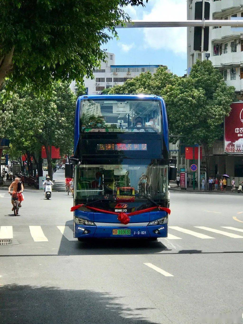 今天梧州双层巴士开通运营开通首日引众人排队体验你几时也去坐坐