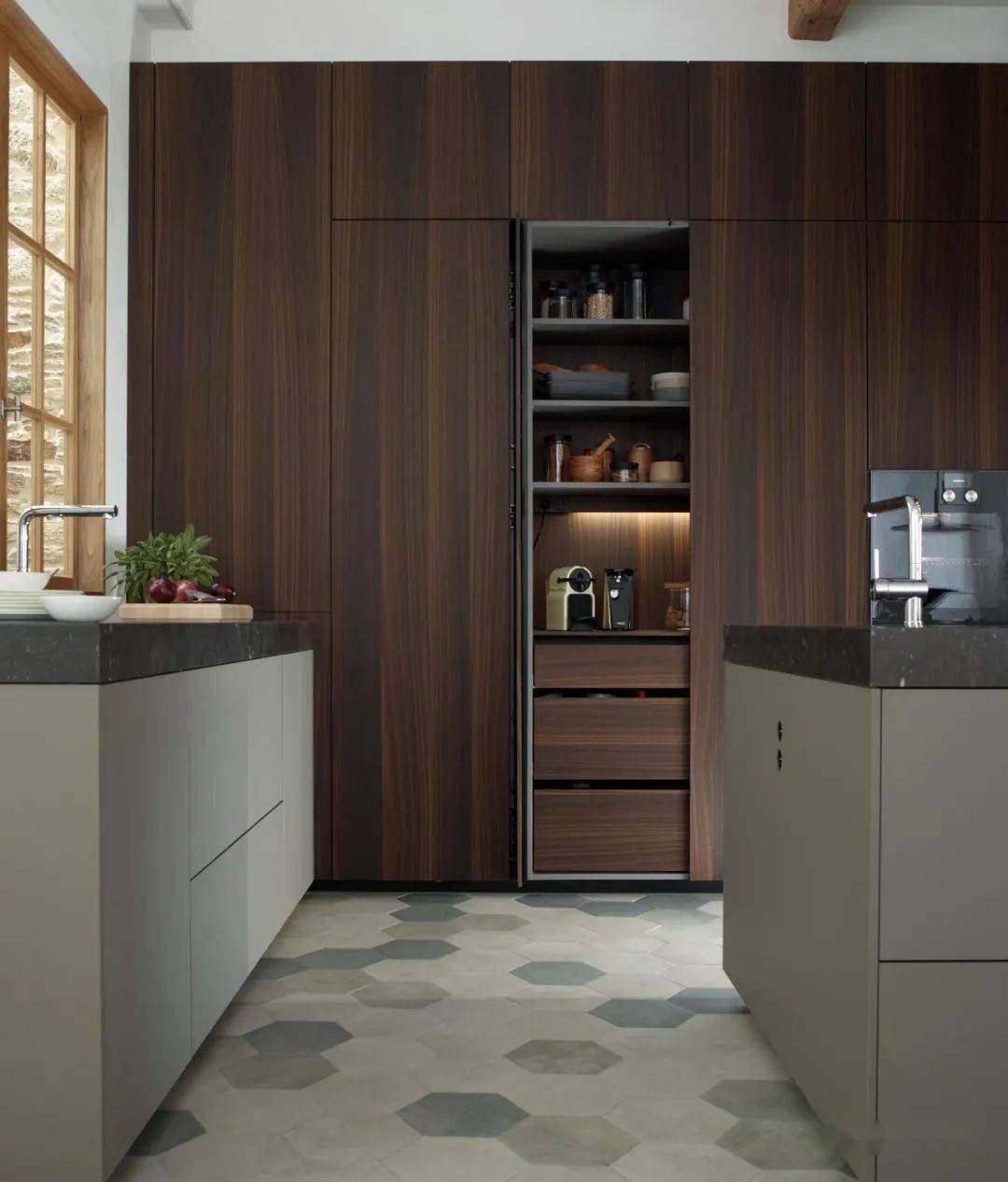 轻奢极简色卡案例运用打造绝美视觉盛宴