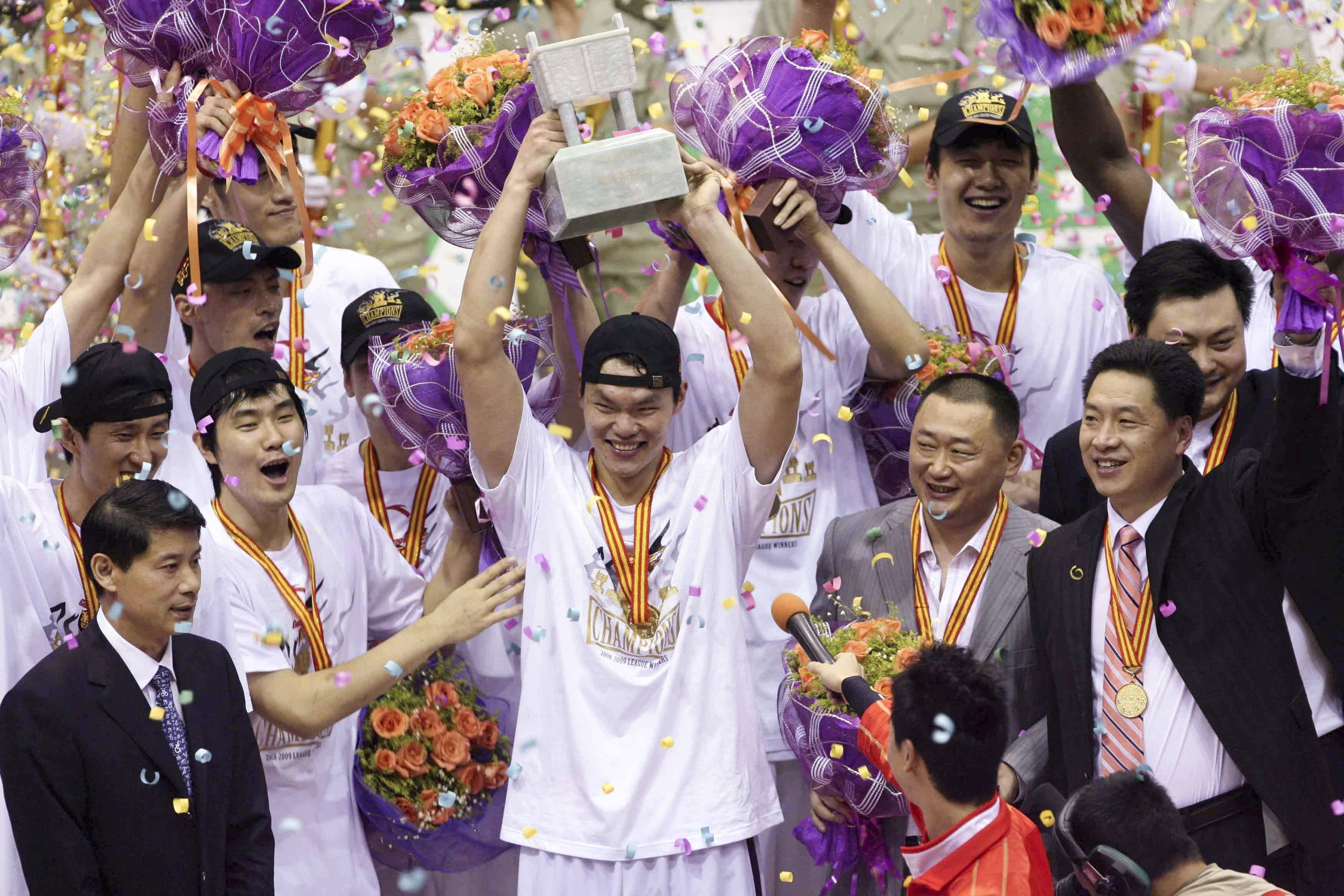 cba总决赛第四场比赛中,广东宏远队客场以98比84战胜八一队,夺得冠军