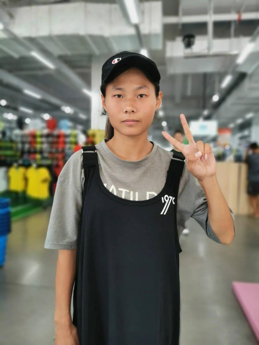 一举夺冠在女子400米栏项目中来自界首的小将张玉洁8月17日上午满冰在