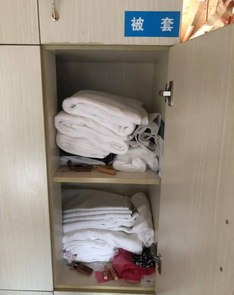 场所布草柜内堆放有其他杂物