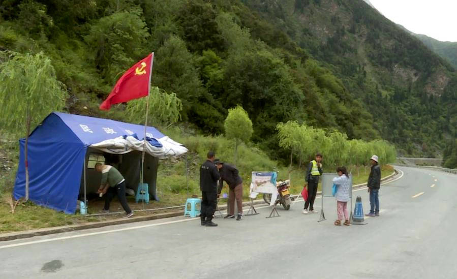 壤塘县干部警察坚守隐患点护卫过往车辆