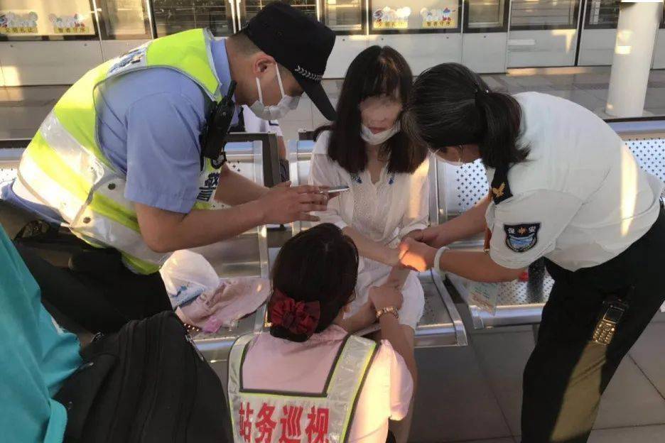 8号线沈杜公路站值班站长李颖奇正在站内巡视,突然对讲机里传来站务员