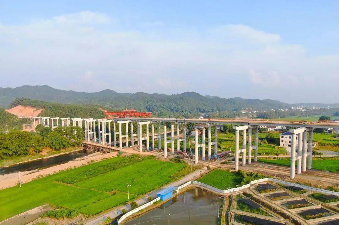 战高温斗酷暑平益高速建设如火如荼