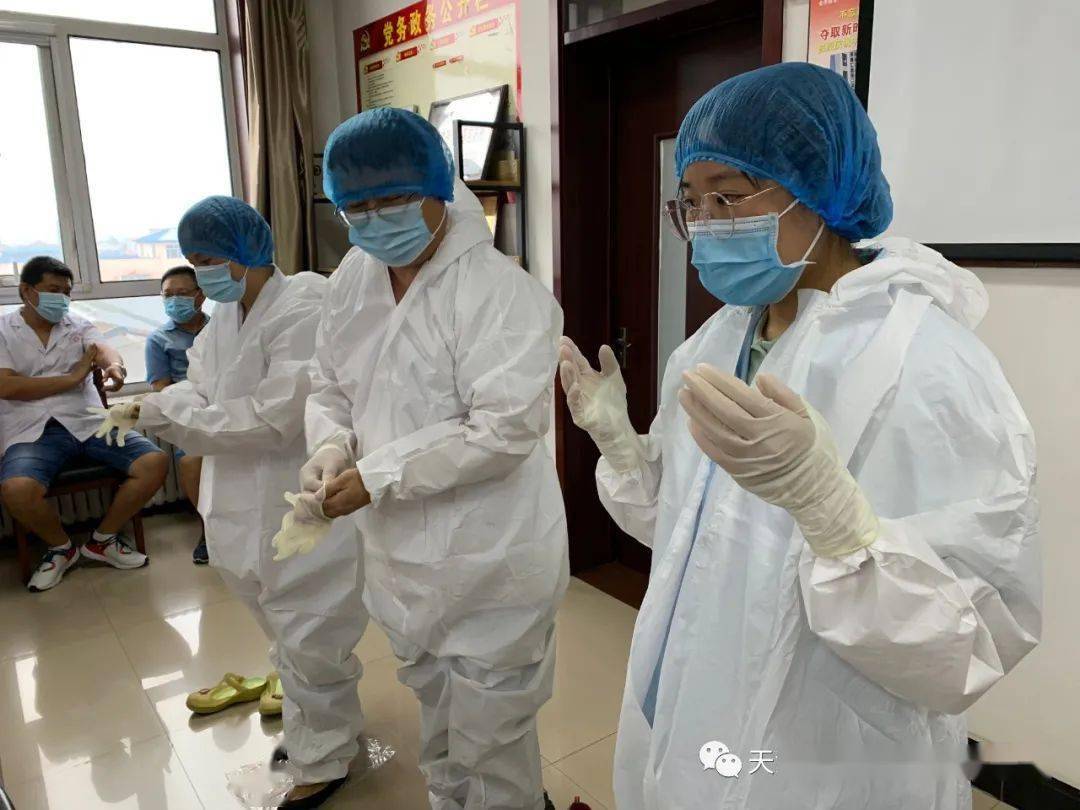 防护服穿脱强化演练助力疫情防控阻击战