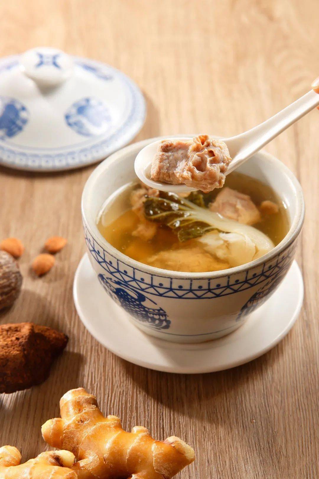 广东人,饭桌上最不能少的就是一盅汤:金银菜白肺润肺汤.