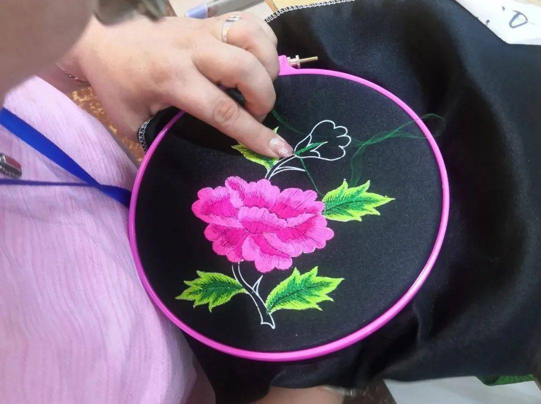 "破难行动"巧手助脱贫 | 通辽市蒙古族传统刺绣技艺大比拼  再现巧手