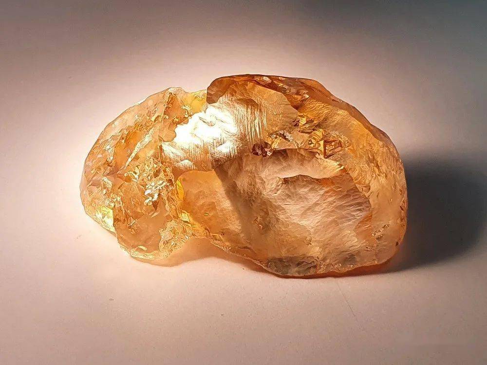 新闻alrosa新发现一颗236克拉黄钻原石俄罗斯迄今最大