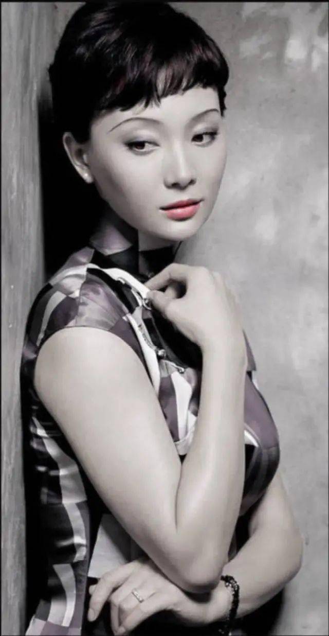 穿旗袍最美的中国女演员,演艺生涯清白家庭幸福美满,风采依旧-搜狐大视野-搜狐新闻