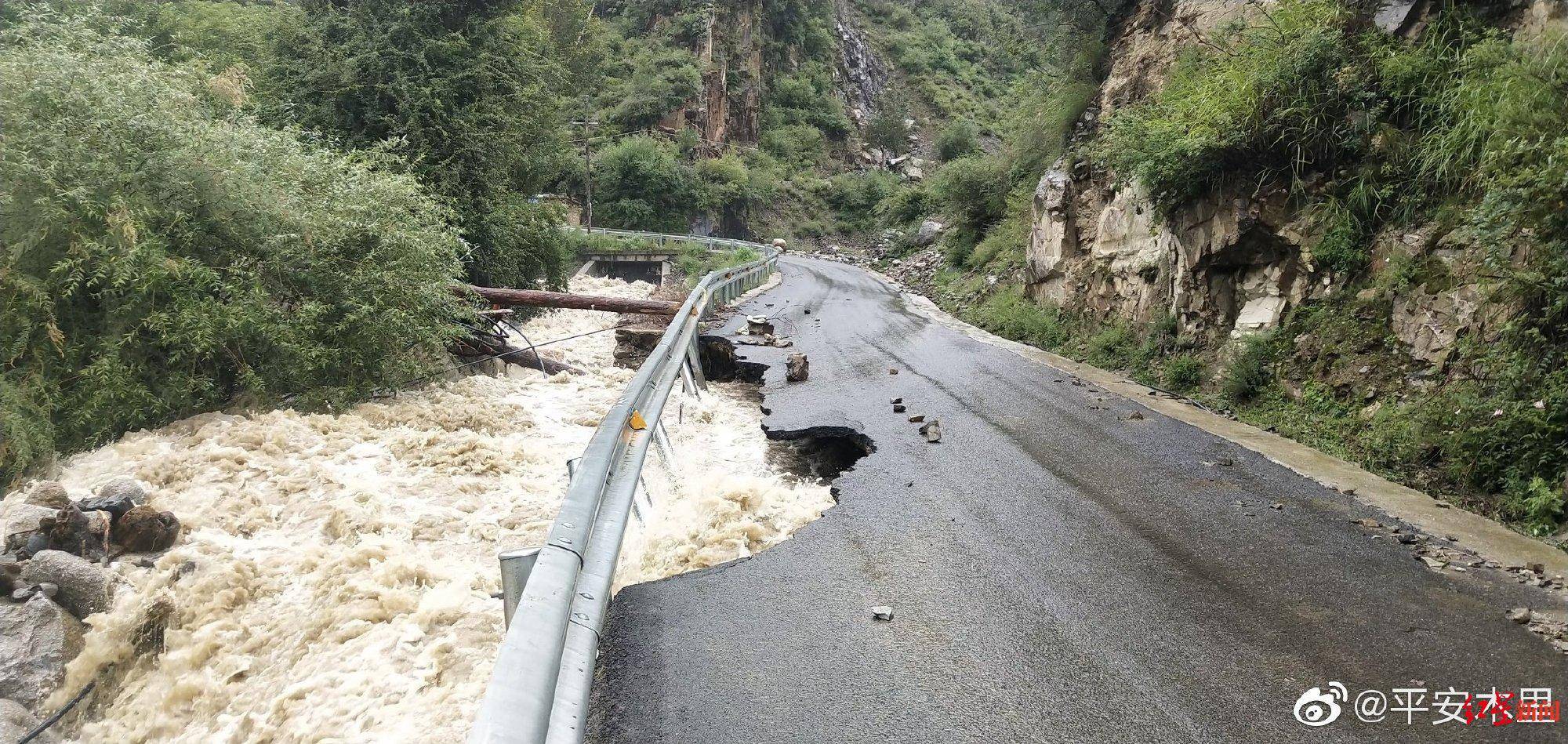 路基被冲毁稻城至木里县东朗乡道路中断