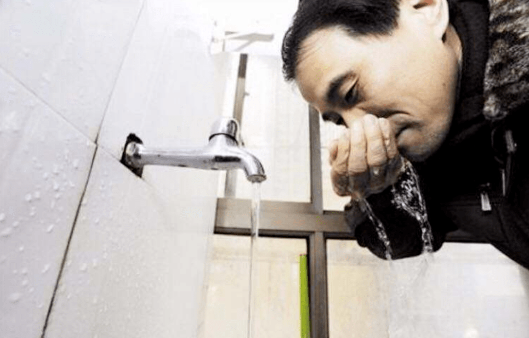 哈市一小区自来水气味刺鼻,已持续一年半,居民不敢喝也不敢用