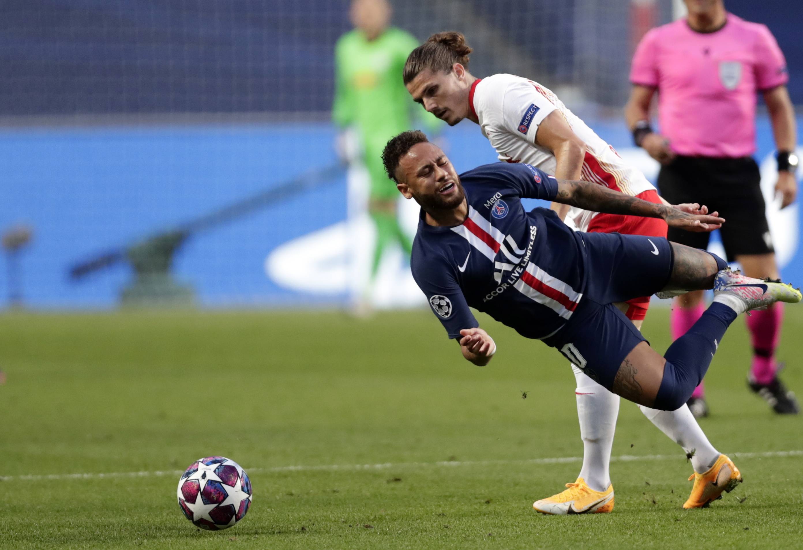 新华社照片,外代,2020年8月19日8月18日,巴黎圣日耳曼队球员贝尔纳特