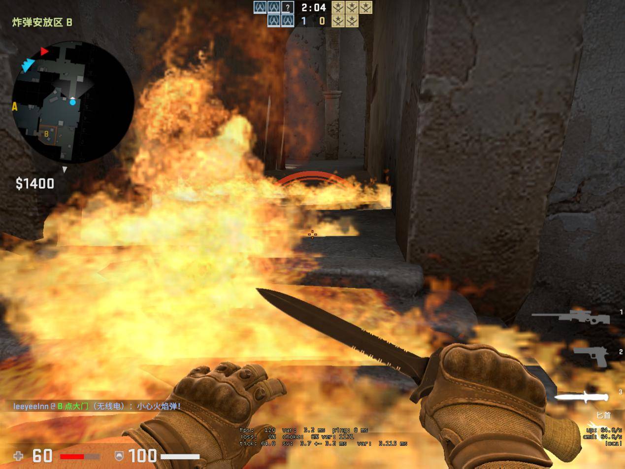 除此之外他扔投掷物的时候也可以撞上去,特别是有巨额伤害的燃烧瓶.