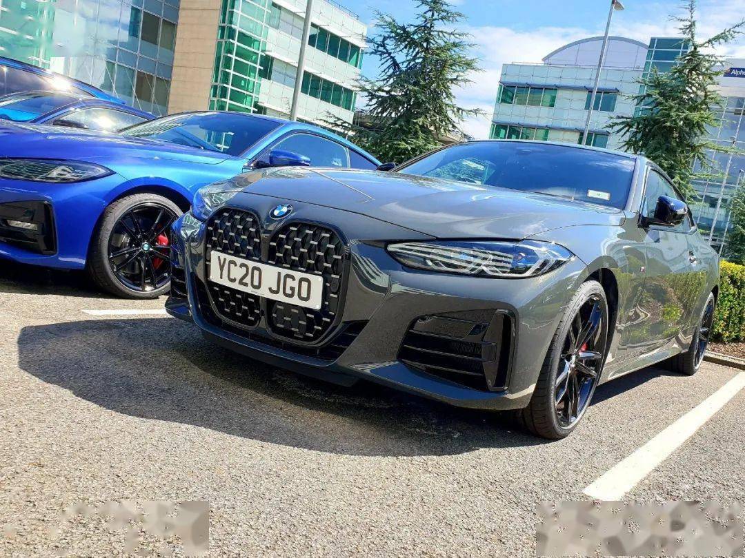 宝石青,同时均可选配碧玺灰(9900元),这个车漆在国内只有旗舰7系和8系