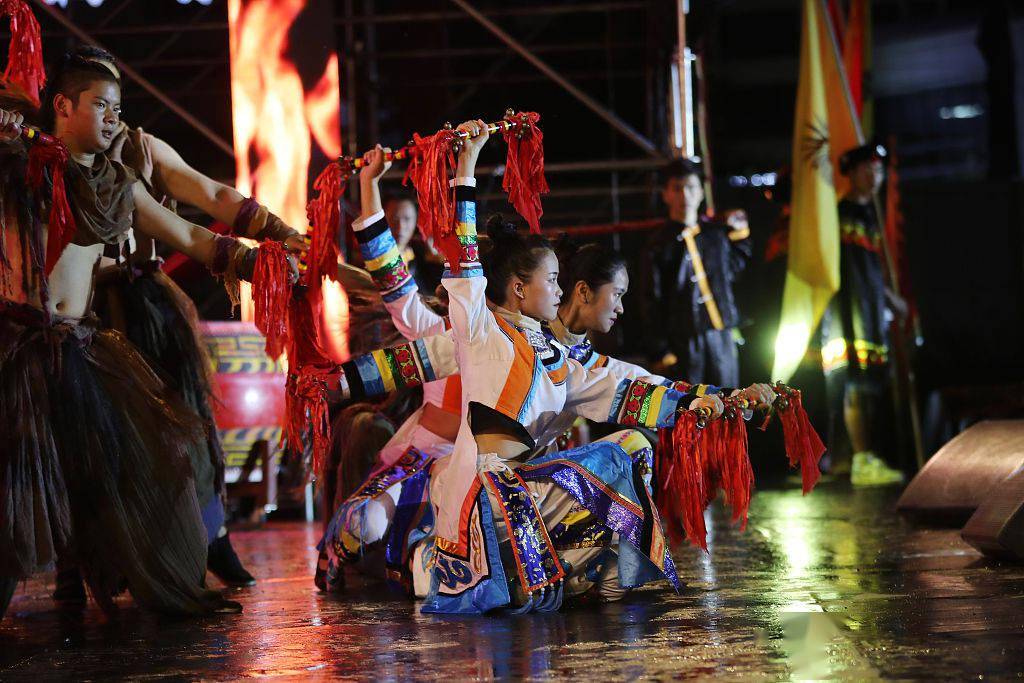 贵州毕节彝族群众欢庆火把节