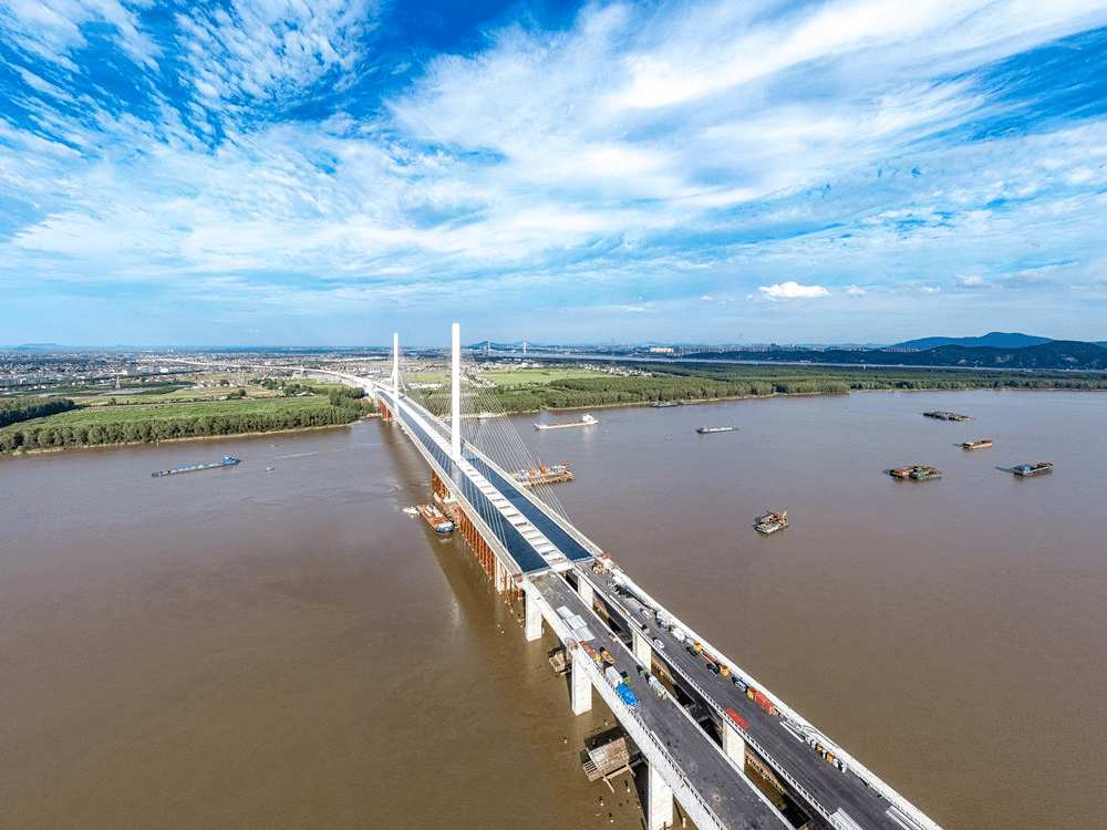 公建中心该项目负责正式进入桥面沥青摊铺阶段浦仪公路夹江大桥浦口