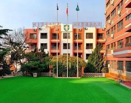 青岛育贤中学创建于1995年,是两栖教育集团旗下一所名牌高中,地处青岛
