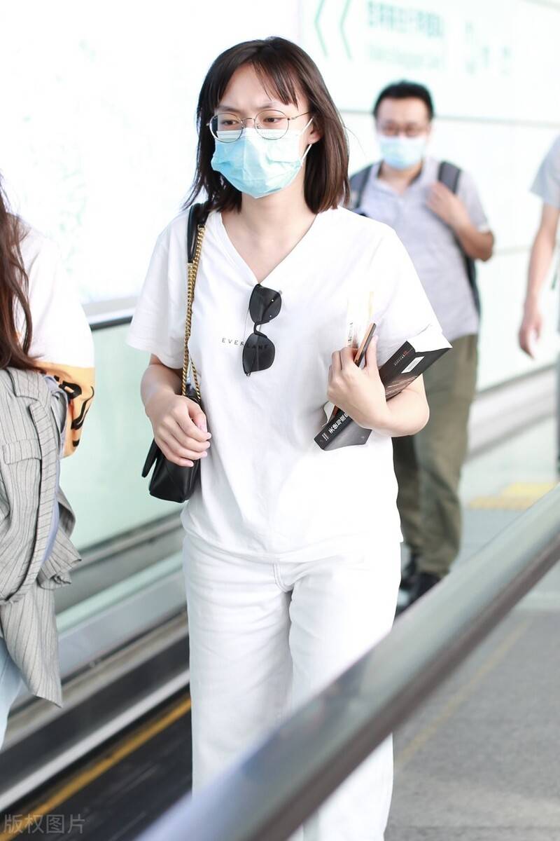 文淇戴眼镜满满学生气息,白色简约穿搭清新范十足