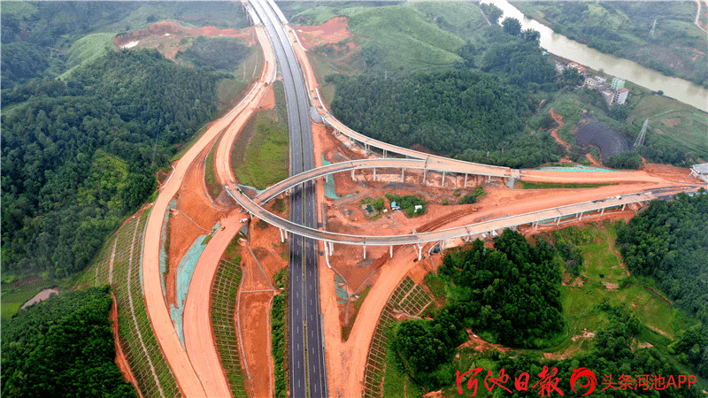 都巴高速巴马枢纽互通雏形初现宛若巨龙飞跨美丽盘阳河