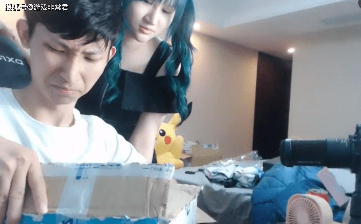 ag成员为梦泪庆祝生日,整个蛋糕直接摸白全脸,与鸽子兮首次同框