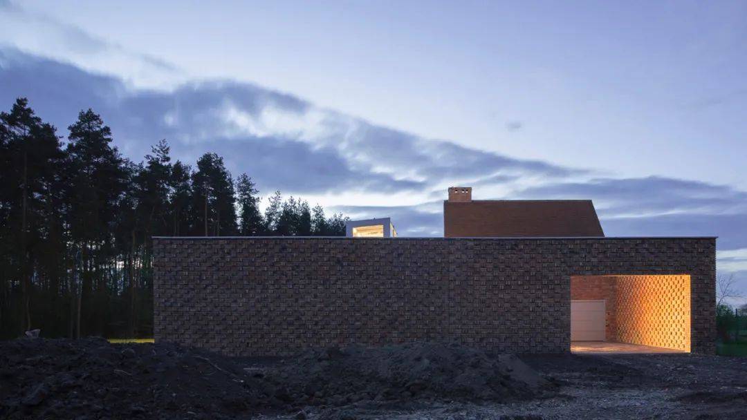 获得密斯奖提名的波兰红砖房,你能想到是用废弃的砖与木头制成的?