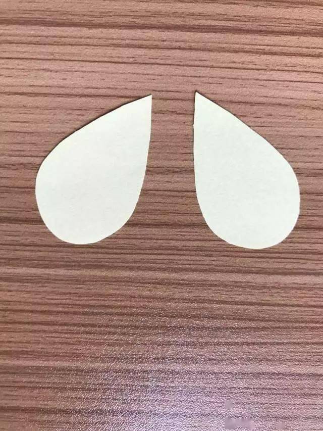 用浅色的彩色纸剪出两个一样大的水滴形状,用来做小老鼠的耳朵用小