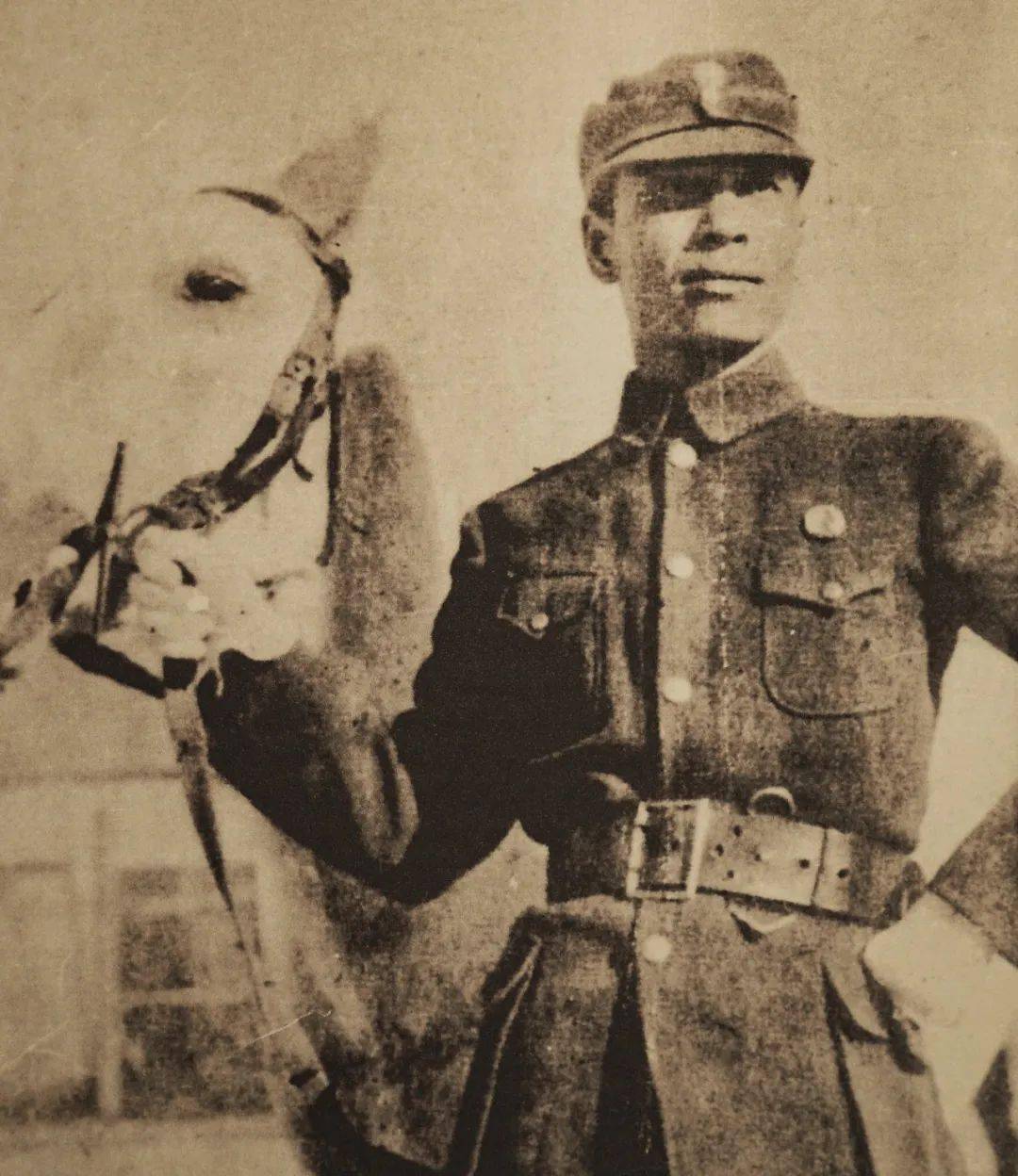 但《八佰》的视角非常不一样,它看到的绝不仅是"壮士以身许国","可歌