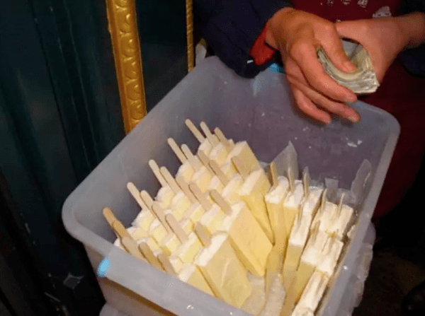 你会发现有的雪糕,连件衣服都冇—— 这就是"光腚小奶糕".