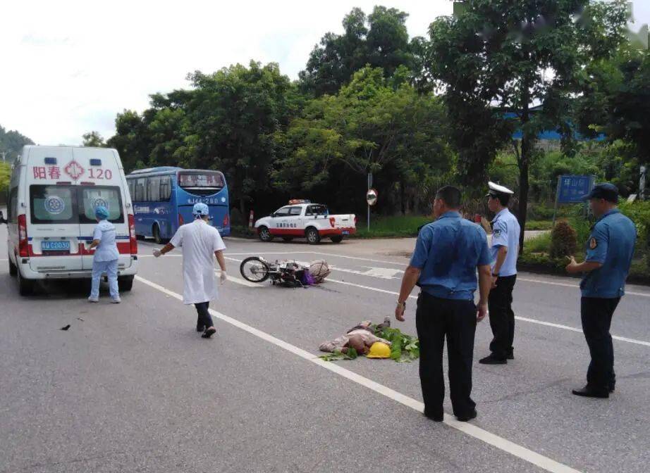 阳春一口发生交通事故,一名男性伤者横卧公路中间.