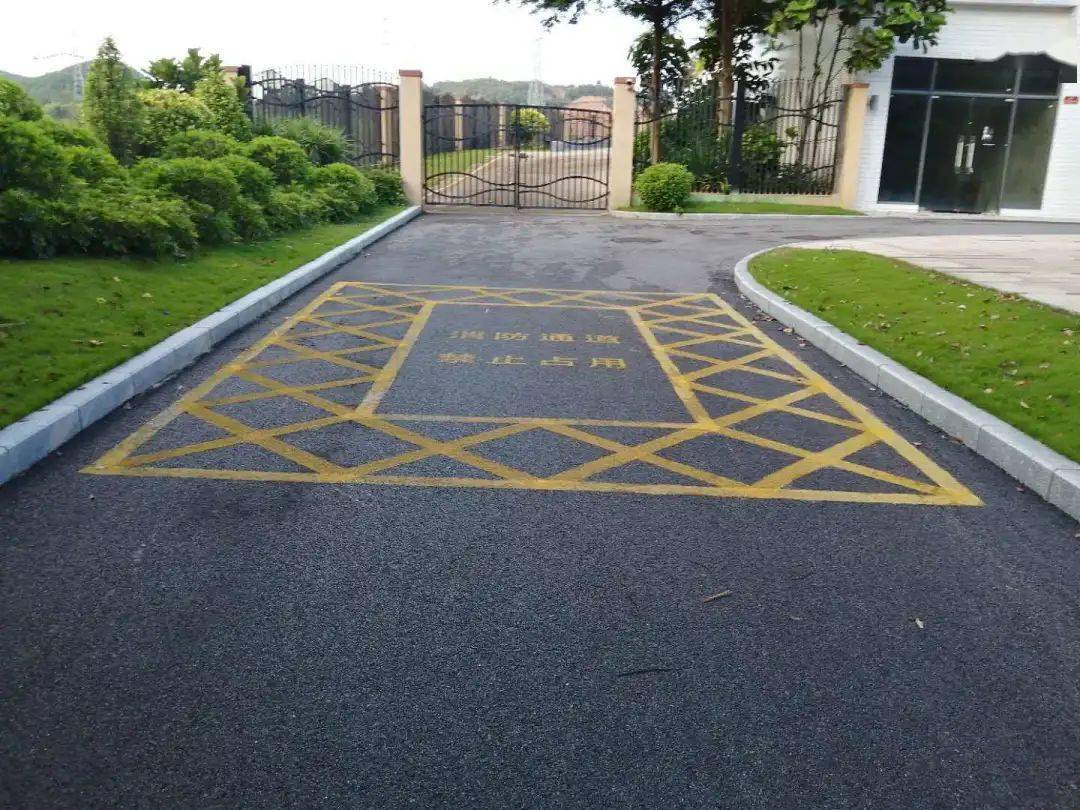 又一住宅楼起火消防通道一定要畅通这些情况你家小区有吗