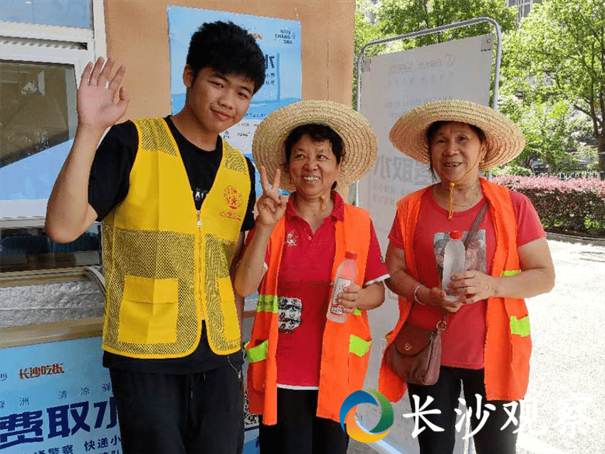 图为志愿者小朋友给交警叔叔送水图为彭思思小朋友为快递小哥送水图为