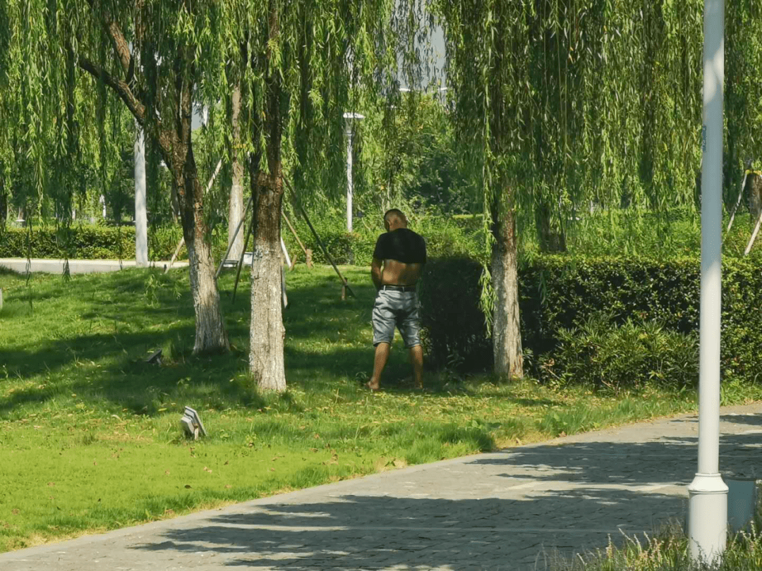 曝光巢湖东站有人公共场所做羞羞的事让众人难堪此事你怎么看