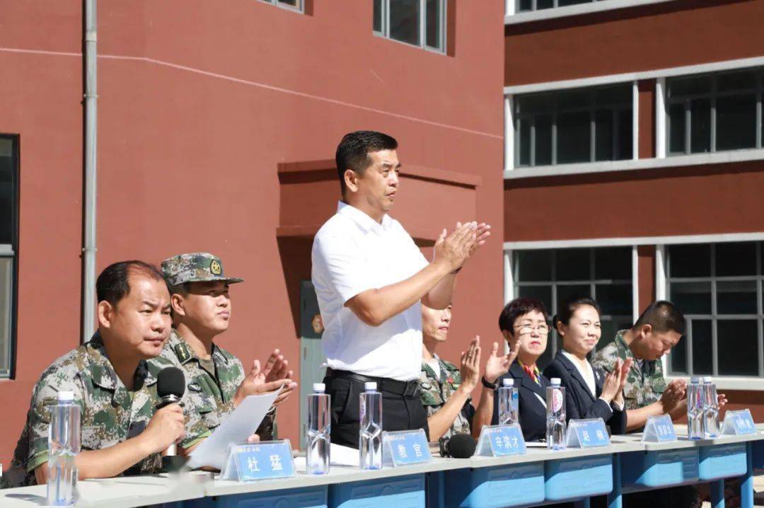 随着辛校长"开始军训"的指令发出,与军训教官的军旗交接中拉开滨才